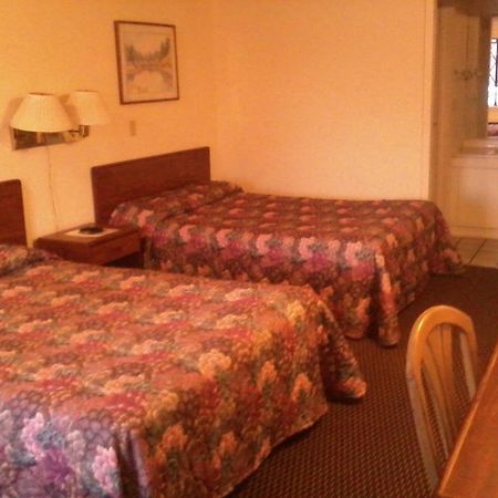 Westwoods Inn & Suites Woodhaven ภายนอก รูปภาพ
