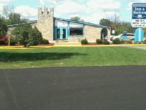 Westwoods Inn & Suites Woodhaven ภายนอก รูปภาพ