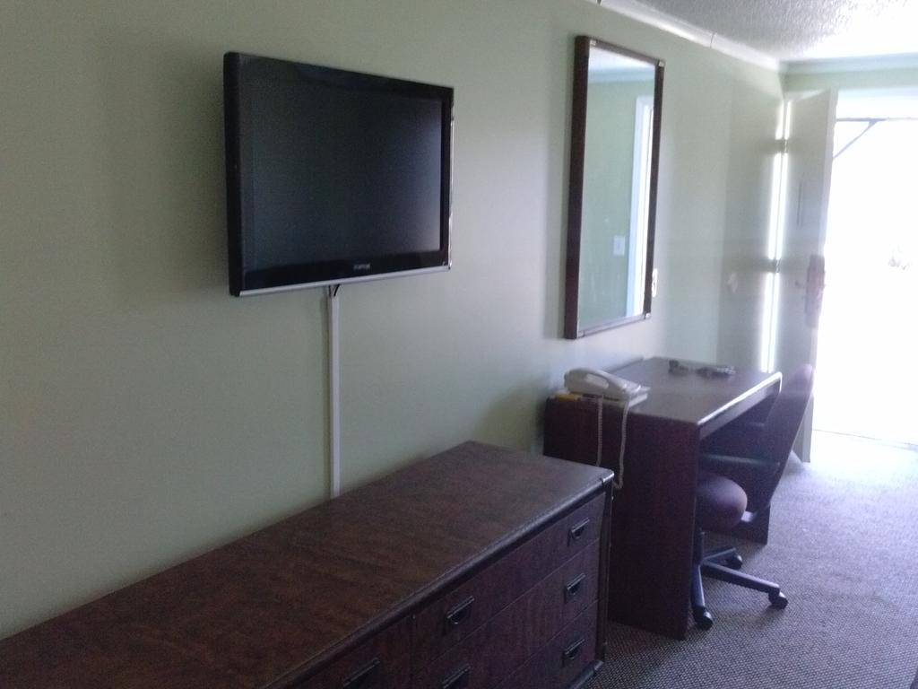 Westwoods Inn & Suites Woodhaven ภายนอก รูปภาพ
