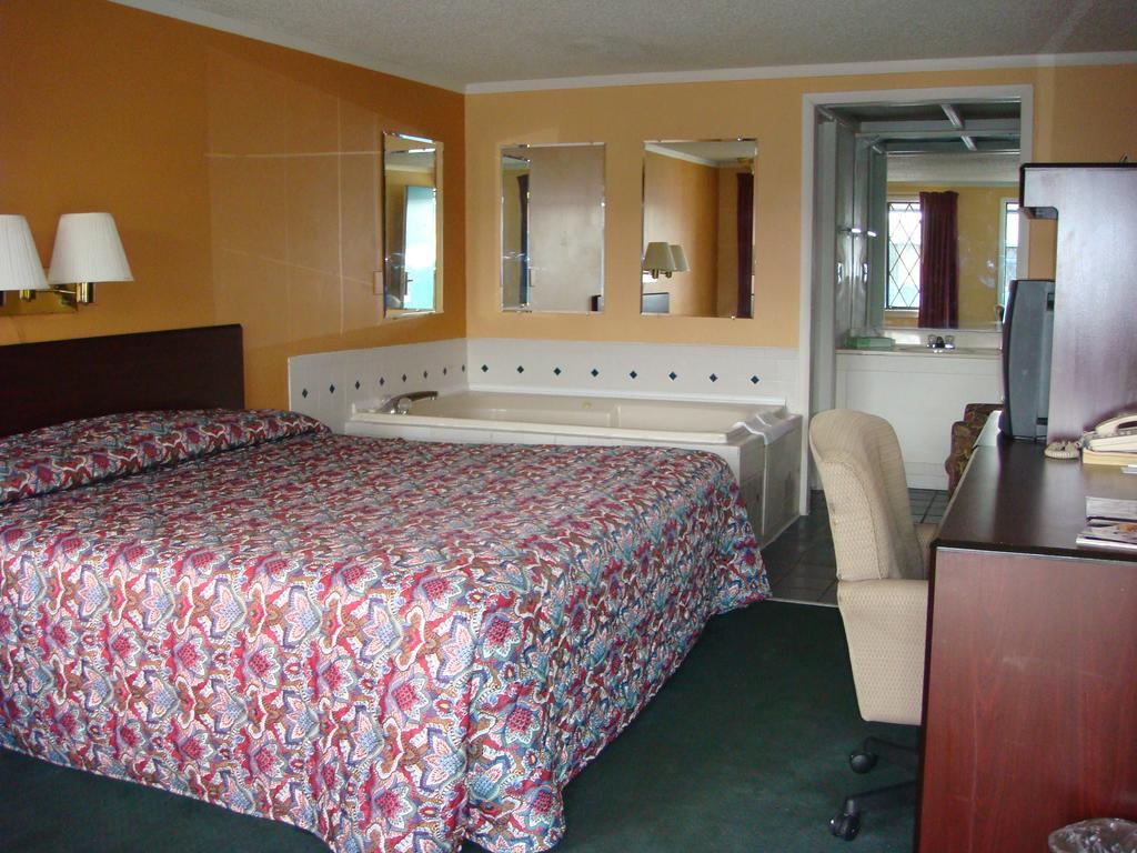 Westwoods Inn & Suites Woodhaven ภายนอก รูปภาพ