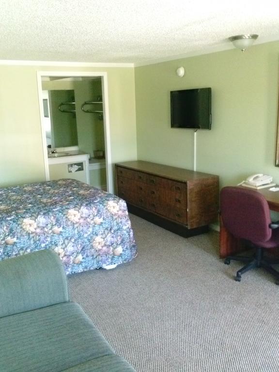 Westwoods Inn & Suites Woodhaven ภายนอก รูปภาพ