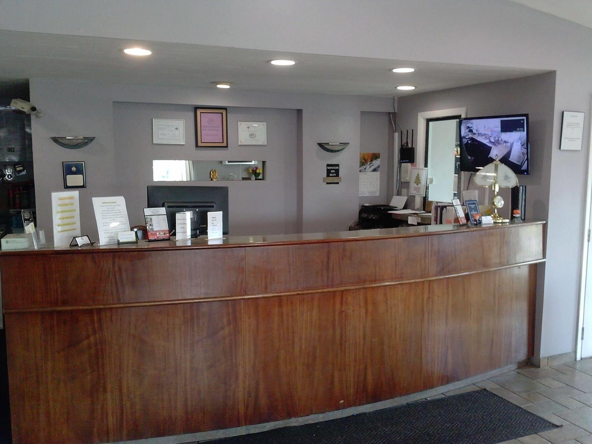 Westwoods Inn & Suites Woodhaven ภายนอก รูปภาพ