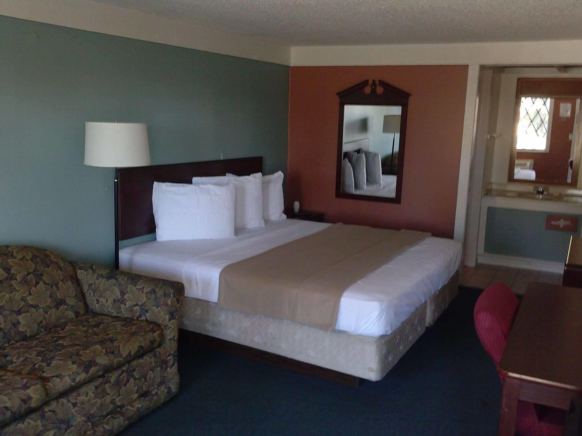 Westwoods Inn & Suites Woodhaven ภายนอก รูปภาพ