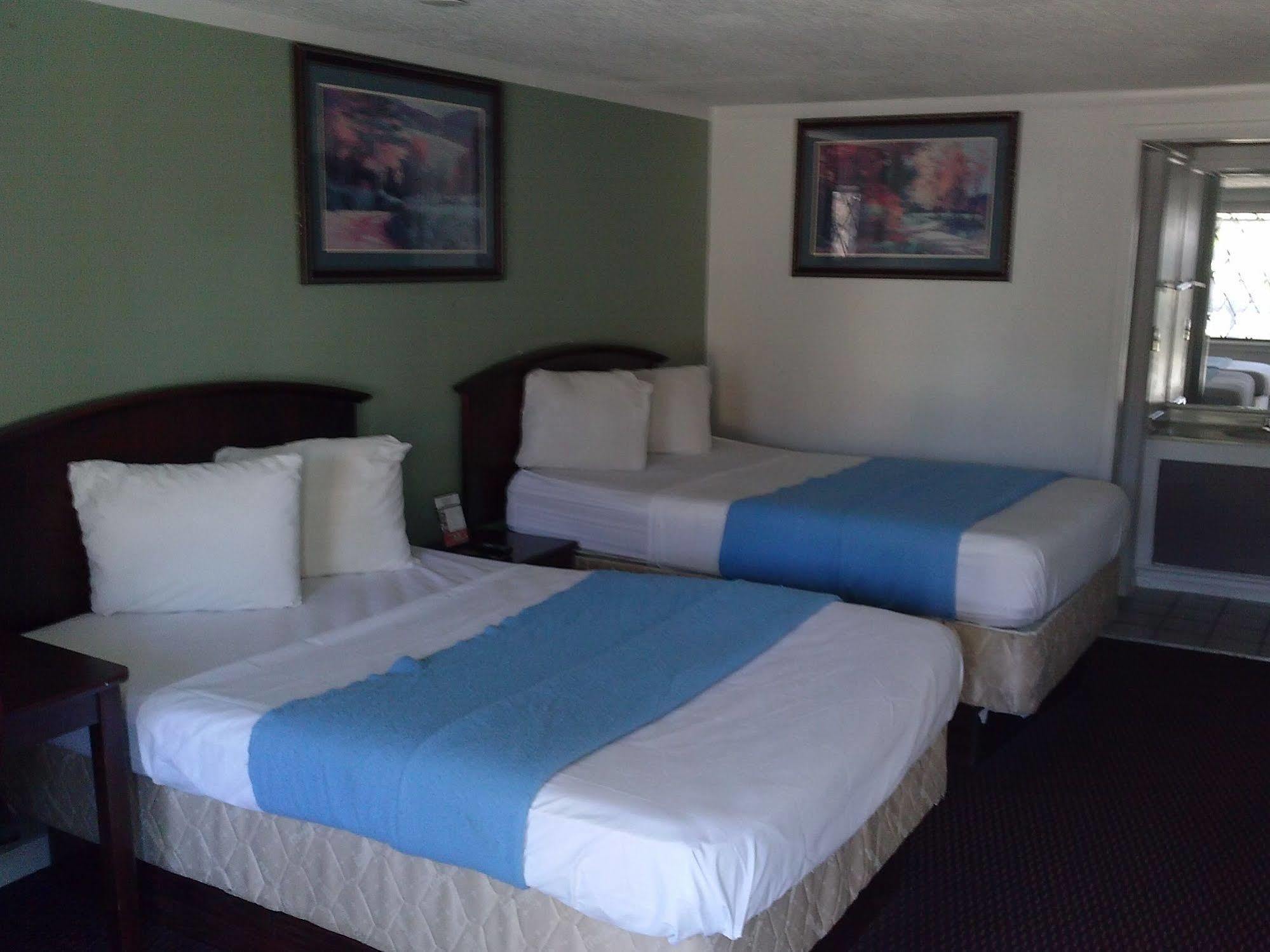Westwoods Inn & Suites Woodhaven ภายนอก รูปภาพ